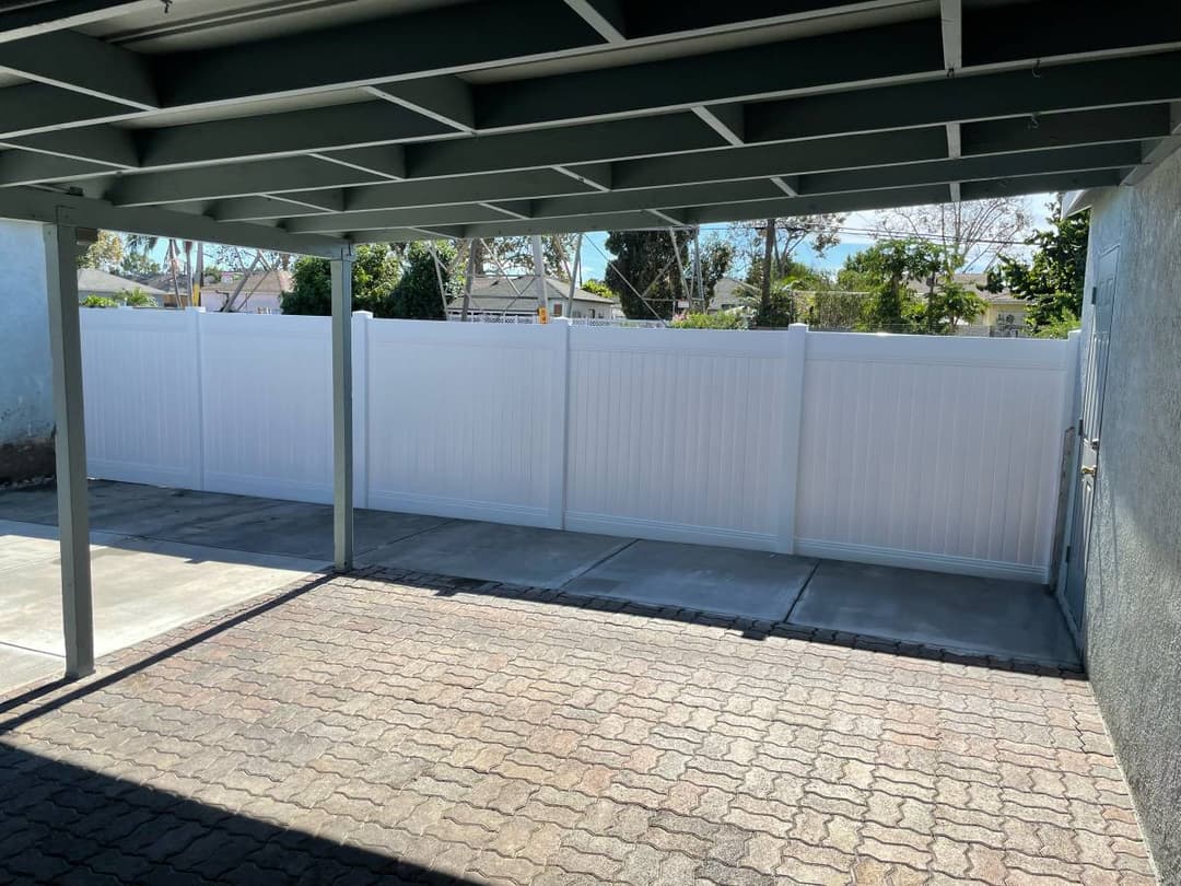 picture of white vinyl fence on a commercial rental property