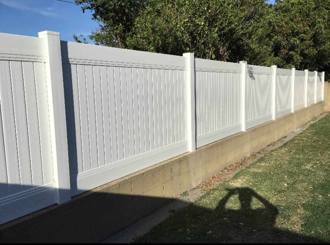 white vinyl fence