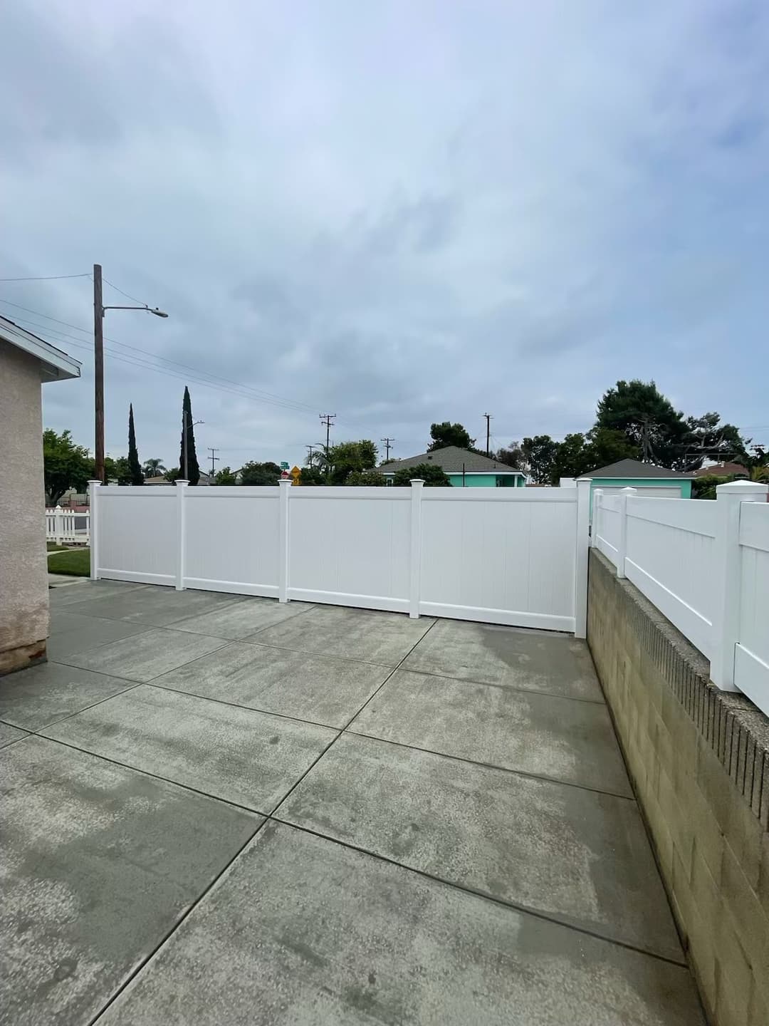 white vinyl fence